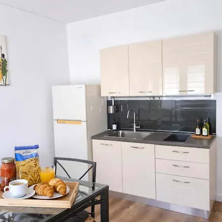 Casa Dolce Casa - Dual Modern Apartment, 1 Min From Metro, Up To 9 Guest