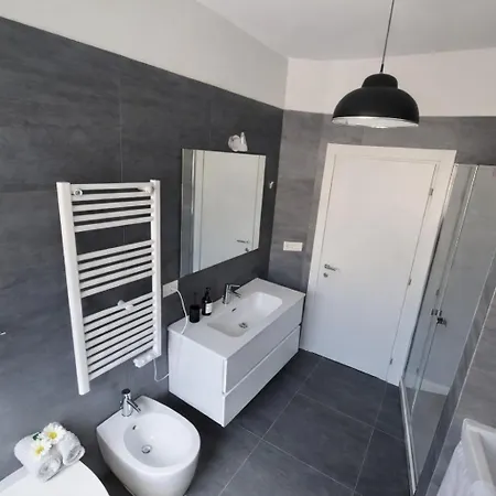 Casa Dolce Casa - Dual Modern Apartment, 1 Min From Metro, Up To 9 Guest Appartement *